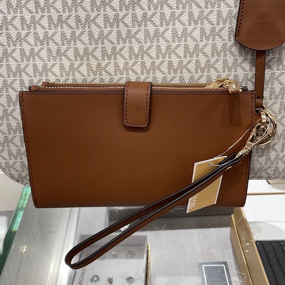 MICHAEL KORS LARGE DOUBLE ZIP WRISTLET WALLET PHONE CASE CLUTCH 
Luggage - Picture 6 of 16